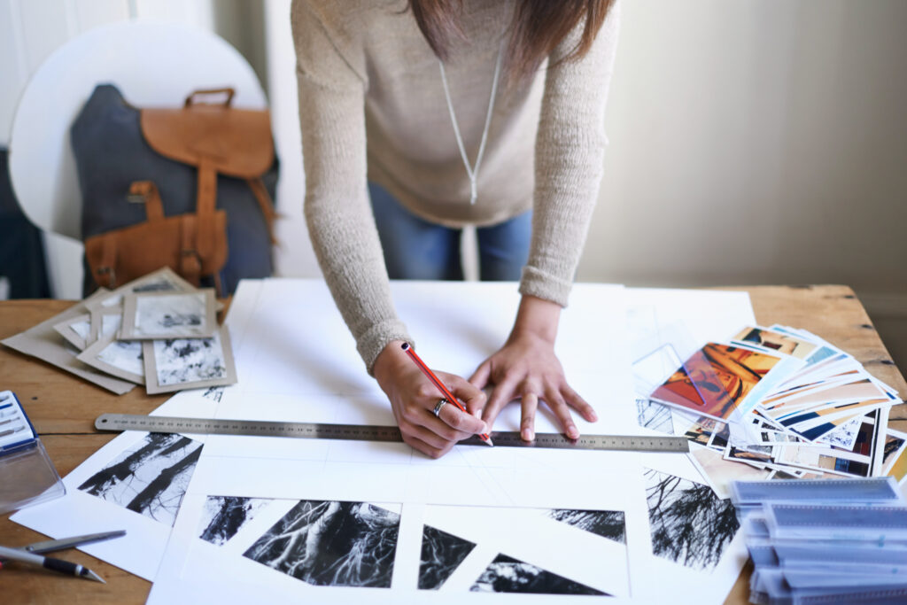 Elle apporte des modifications à son portfolio créatif. Une jeune femme travaillant sur son portfolio à la maison.