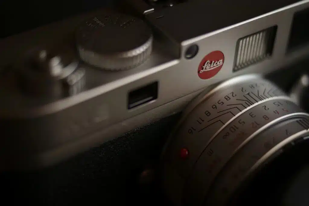 close-up da câmera da série M da Leica com foco no logotipo