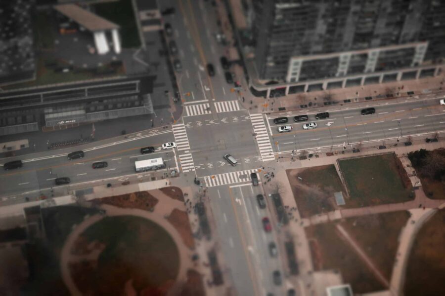 Vista de la Torre CN de la intersección de calles de Toronto a escala e1722456954798