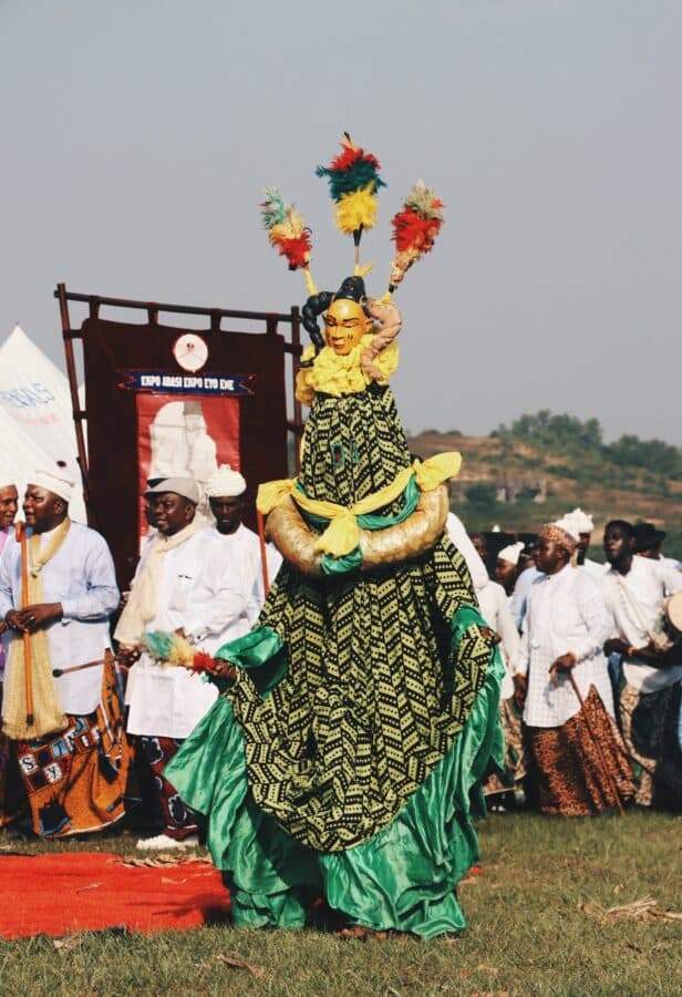 imagen de una persona vestida con un traje tradicional como parte de una celebración cultural en Nigeria