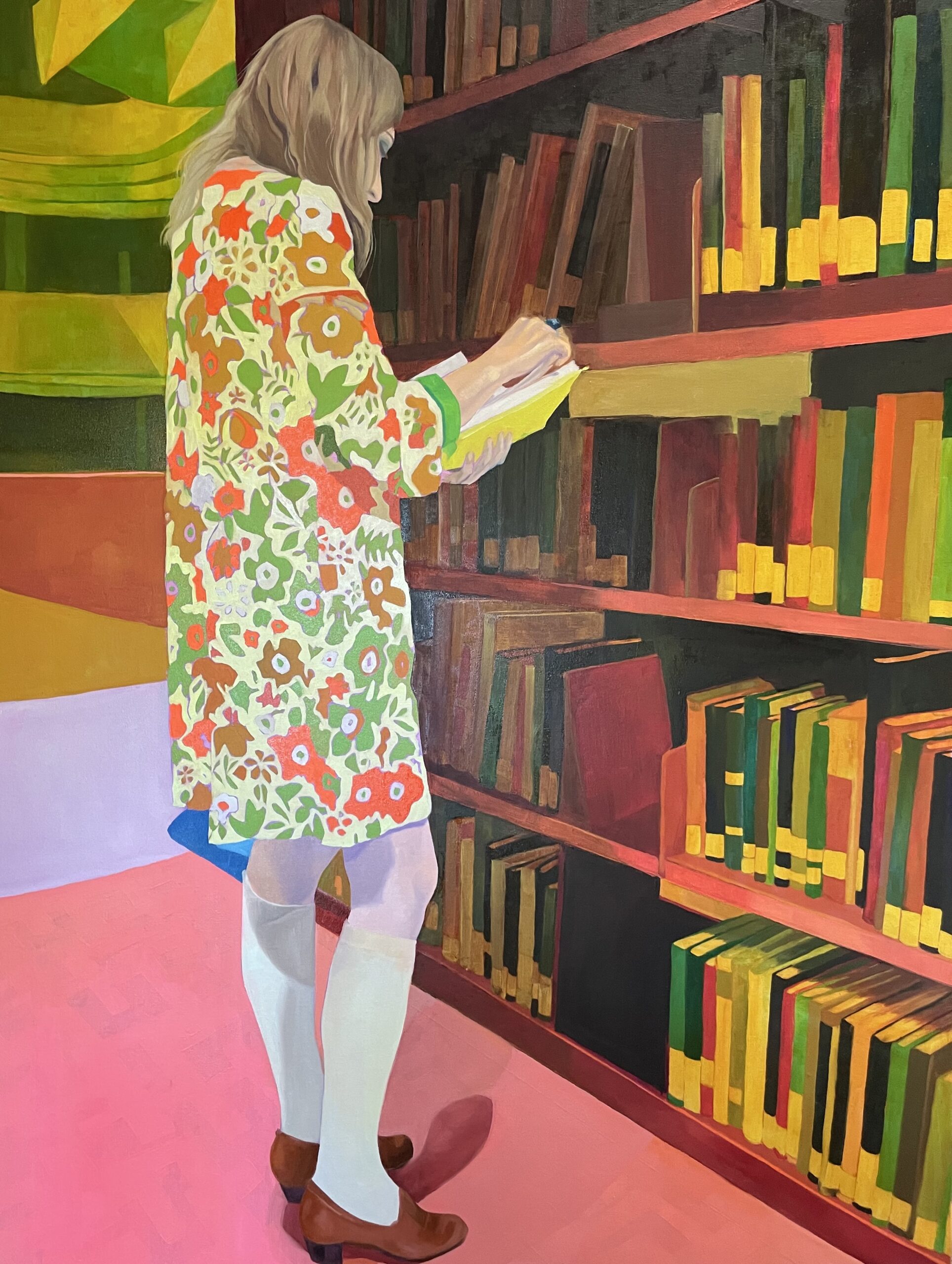 A pintura ricamente colorida de Erica Beyea de uma mulher em um vestido florido olhando para um livro em uma biblioteca, intitulada "Face with a view" (Rosto com vista)