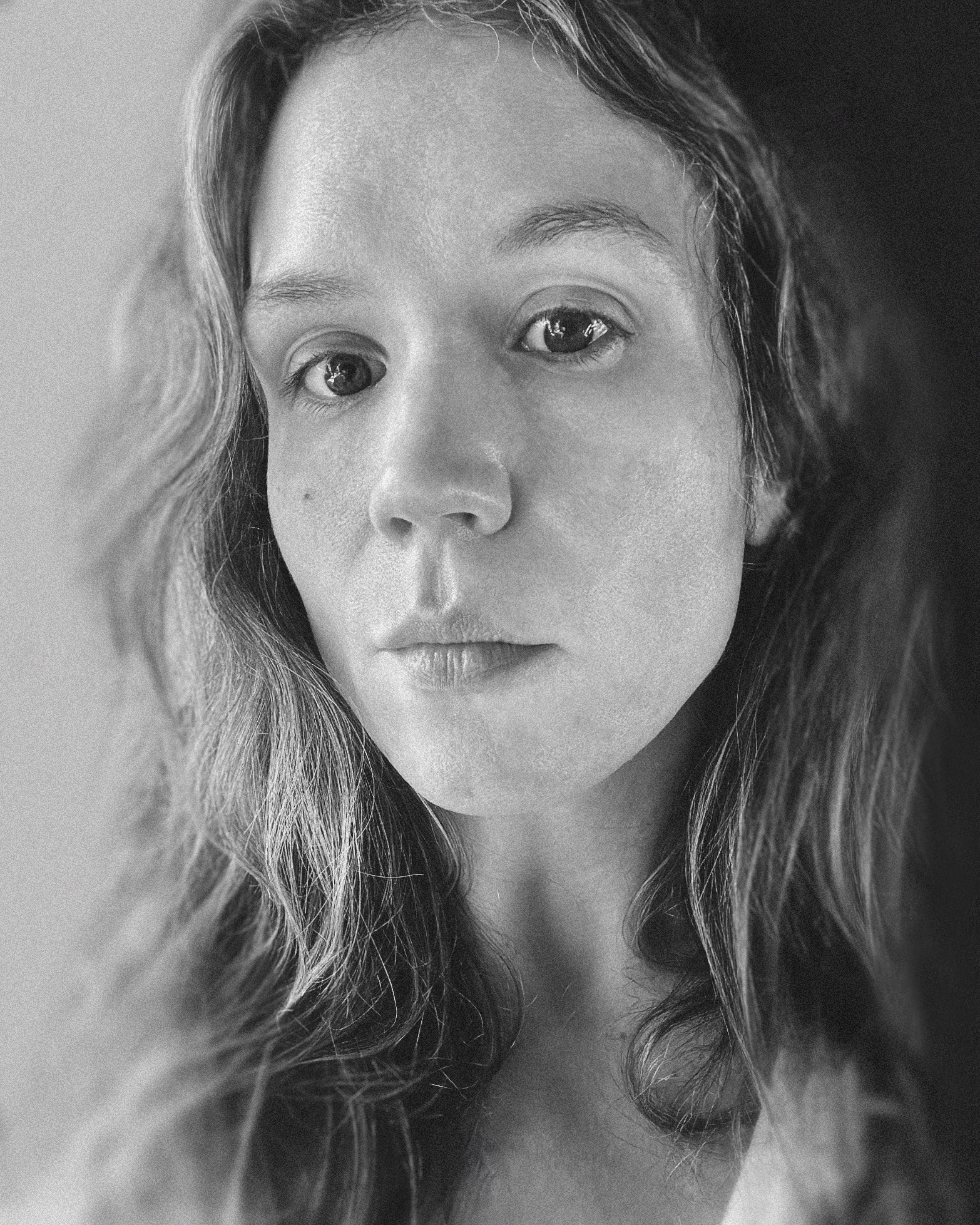 photo de tête en noir et blanc d'une femme aux cheveux ondulés moyennement foncés - Julia Martin