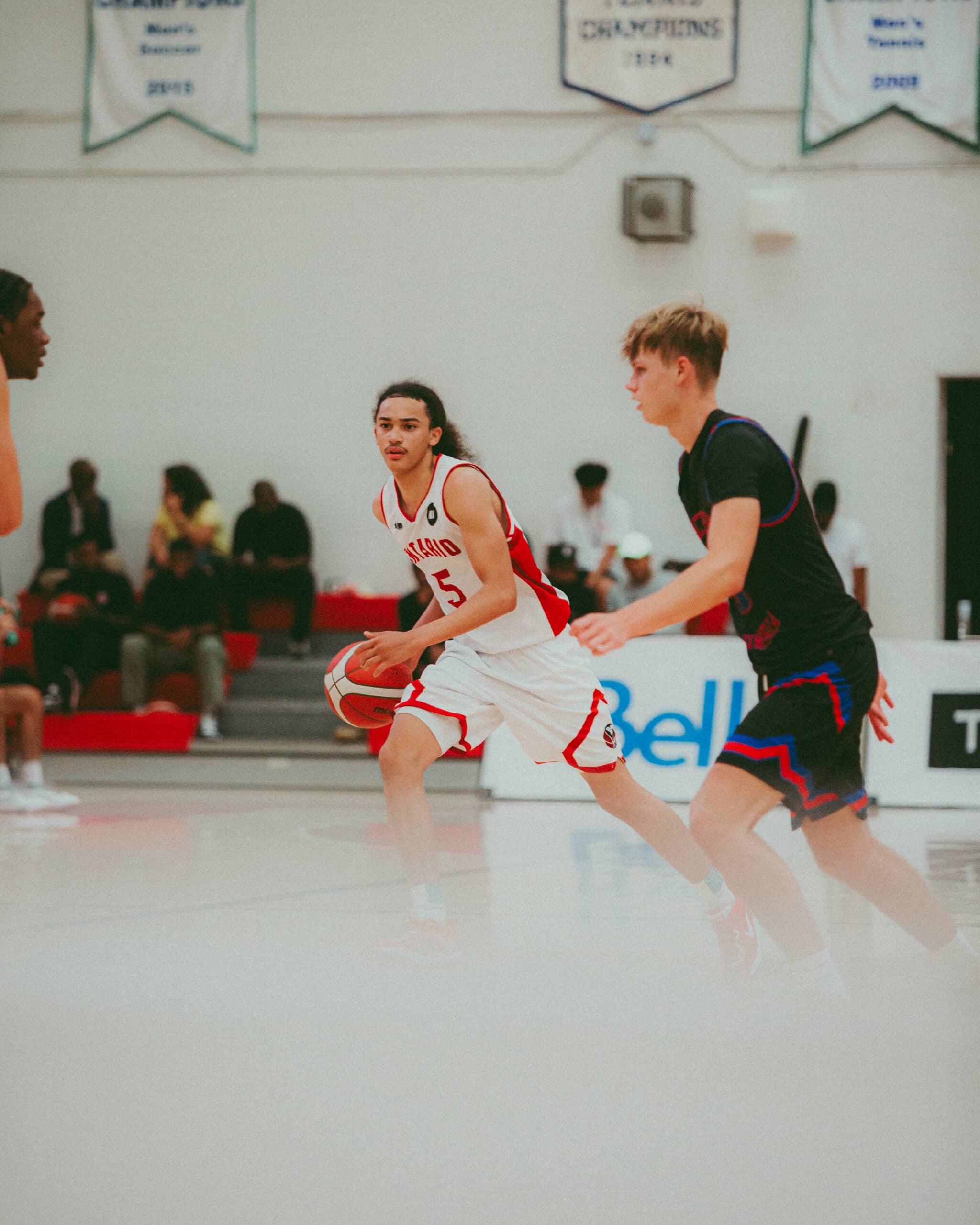 Jogadores de basquete juvenil correndo pela quadra