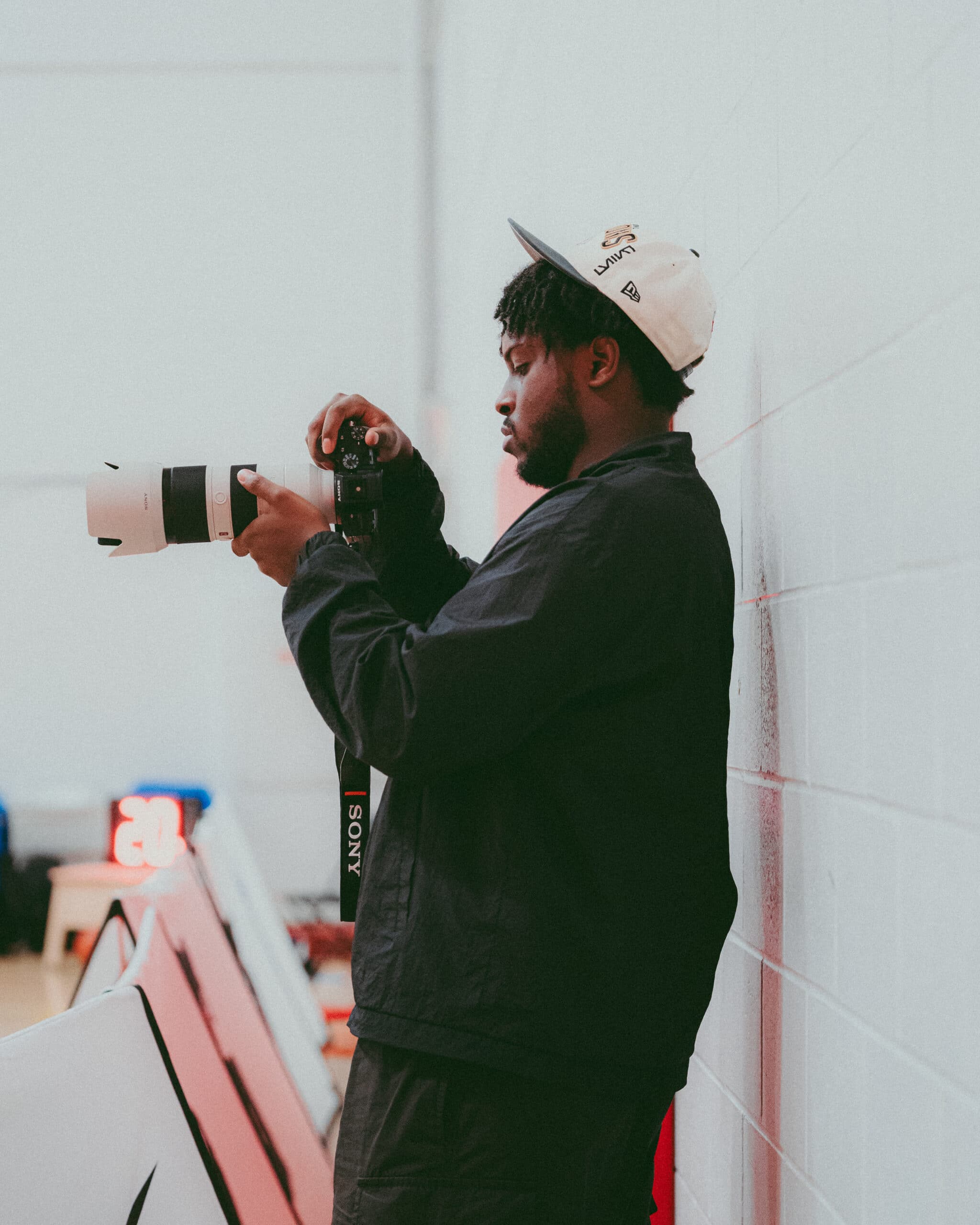 retrato de un joven negro participante en la Cartera Kickback haciéndose una fotografía