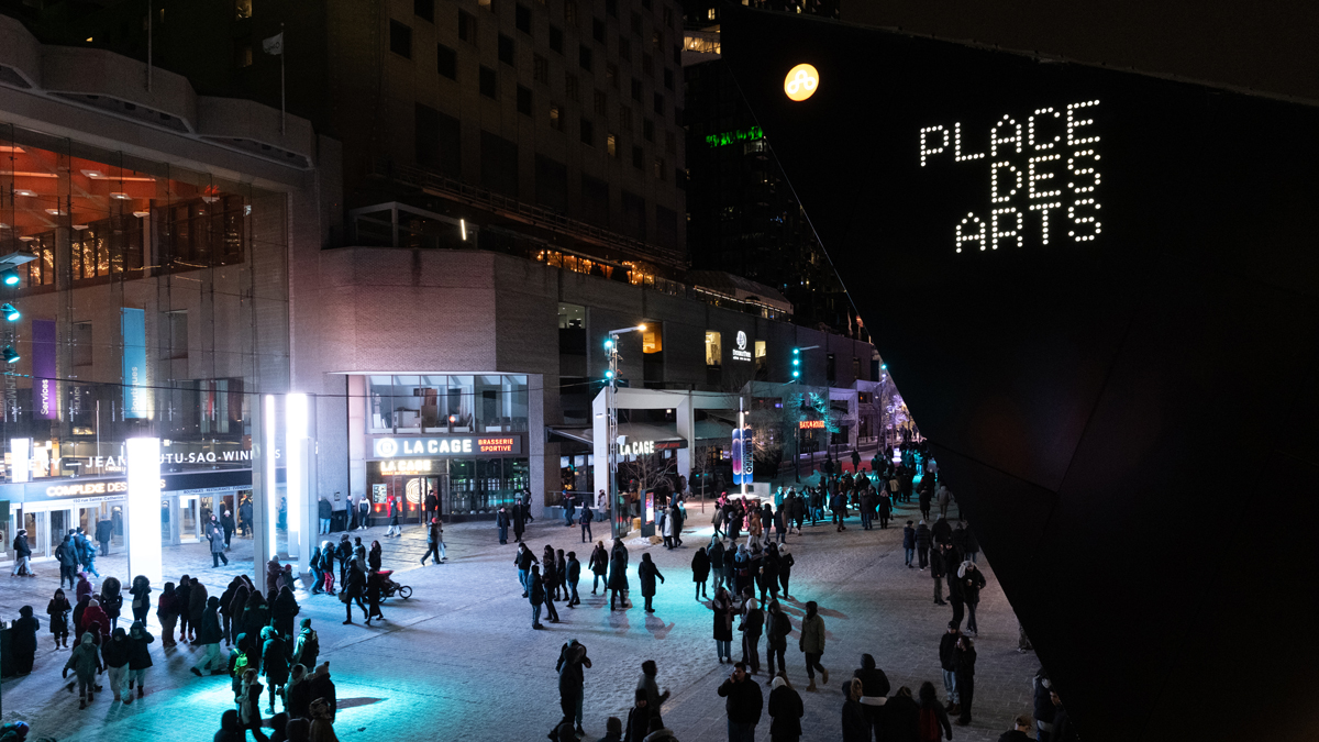 Nuit Blanche 2025 Straßenszene in der Nähe des Place des Arts