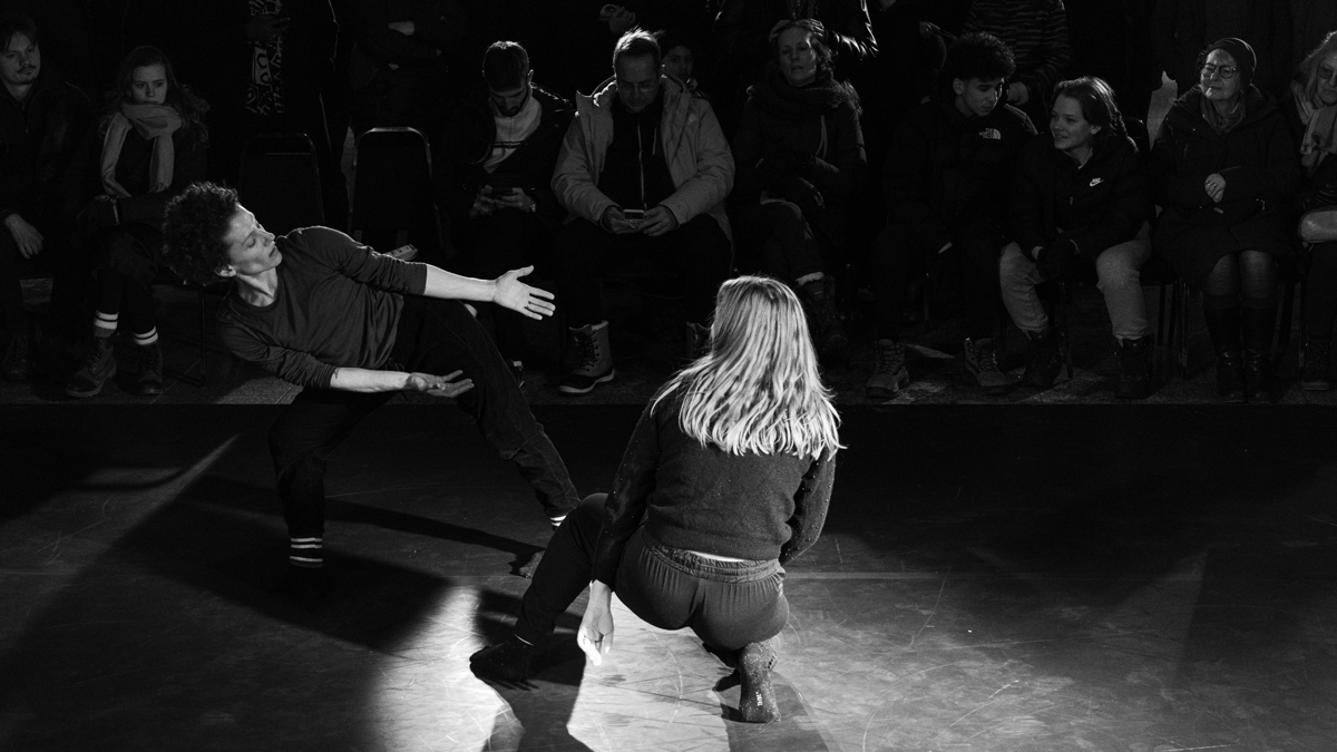 dança interpretativa ao vivo com palavras faladas na Nuit Blanche Montreal 2025