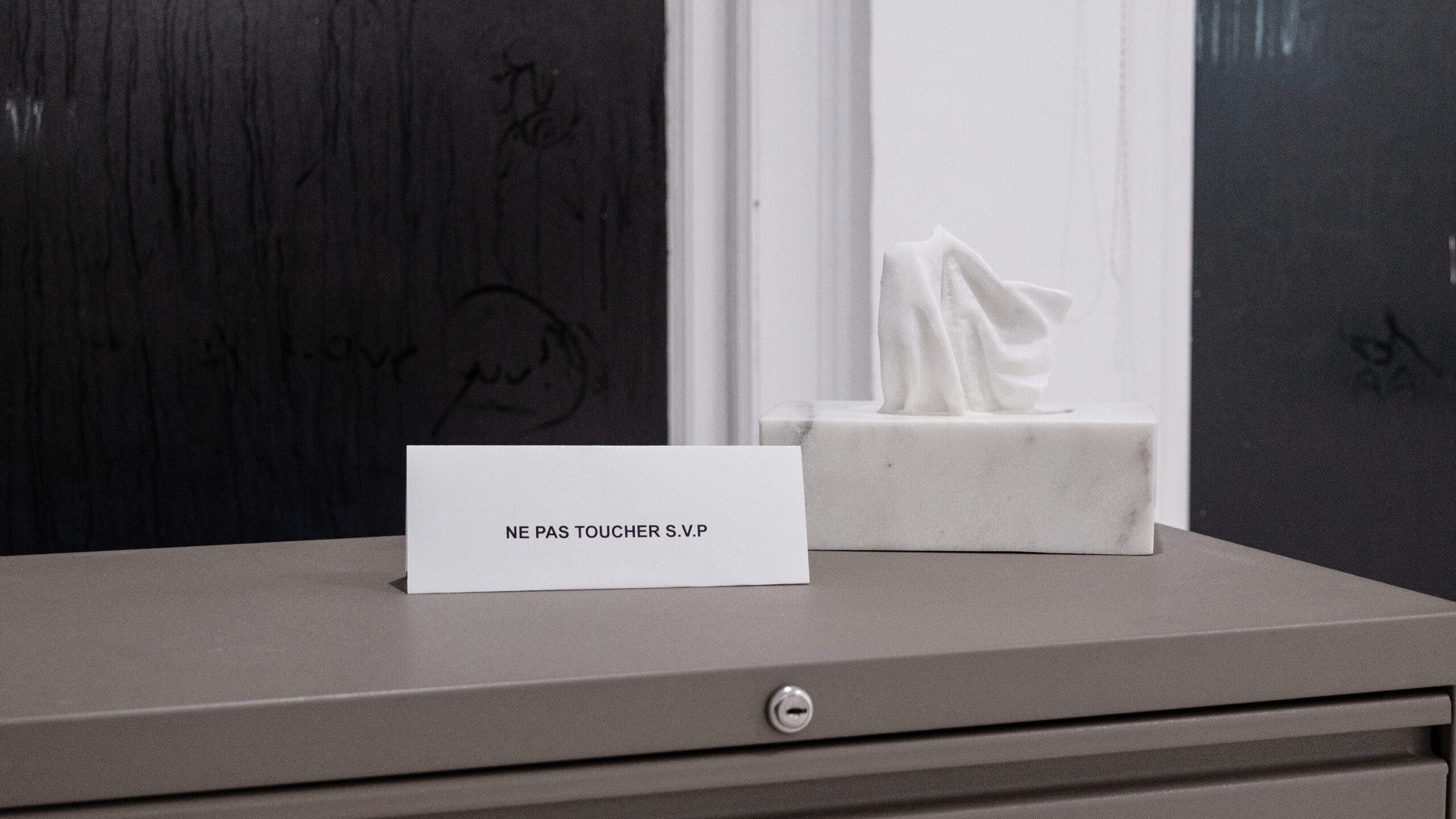 Nuit Blanche 2025, aus Marmor geschnitzte Taschentuchbox von Louis Charles Dionne