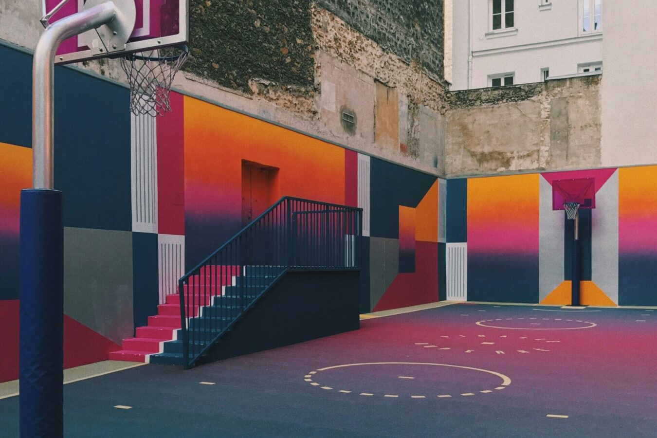 Cancha de baloncesto de París pintada con degradados de colores cálidos