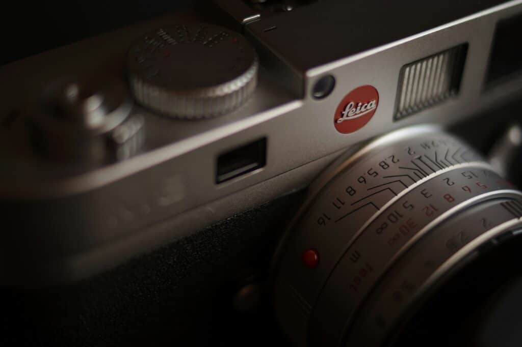 Nahaufnahme einer Kamera der Leica M-Serie mit Fokus auf das Logo