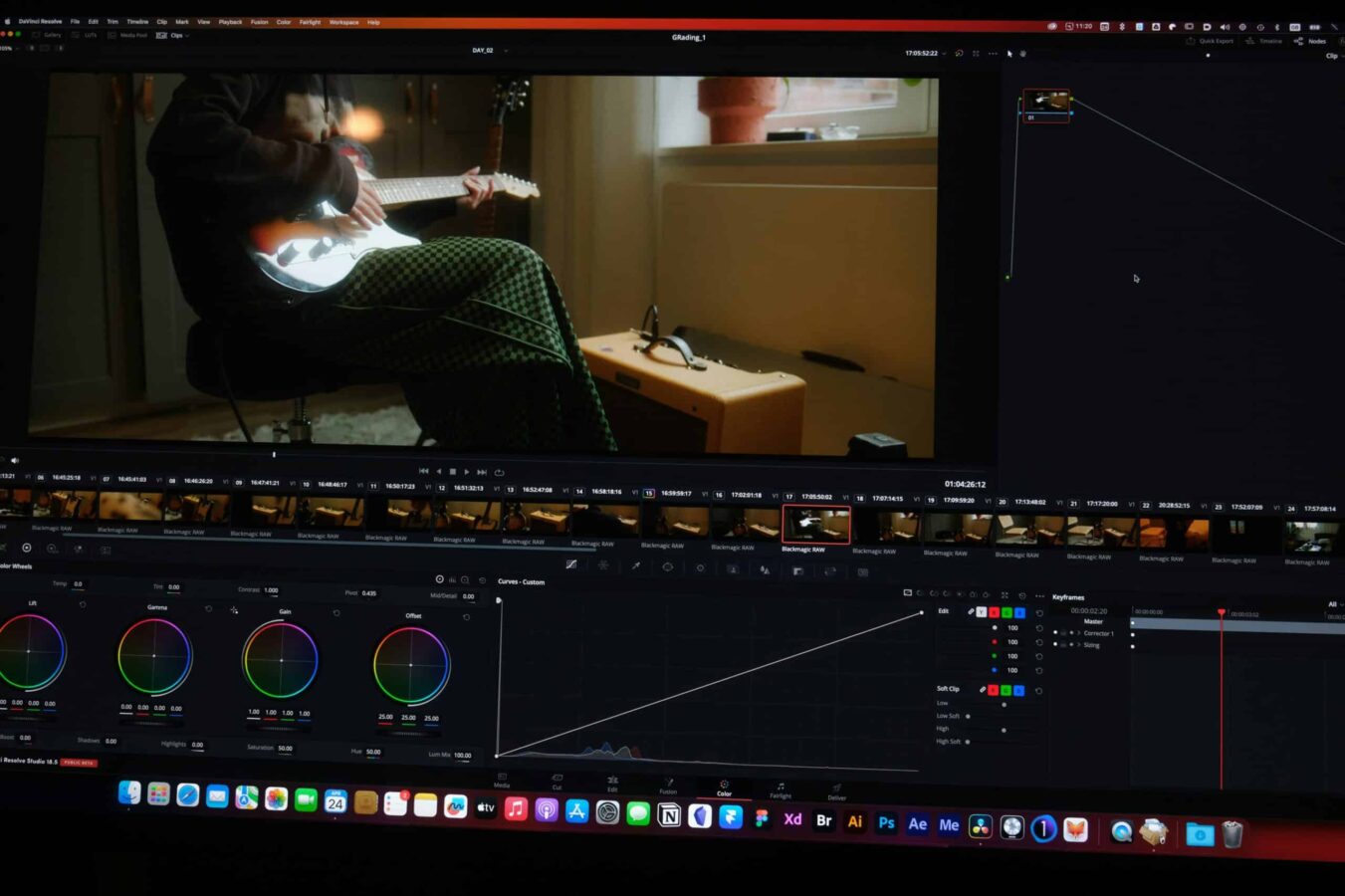 Laptop-Bildschirm mit Video in DaVinci Resolve und Loupedeck Color Grading