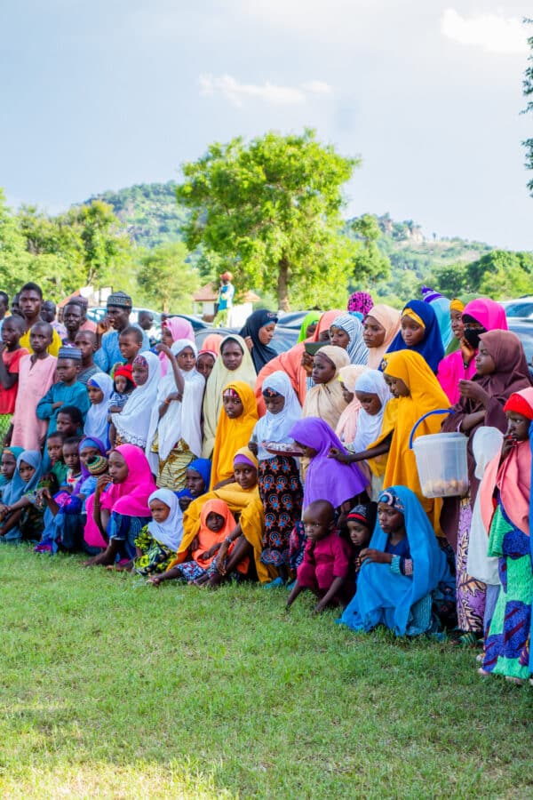 foto mostrando um grupo de mulheres e crianças usando lenços de cabeça na África