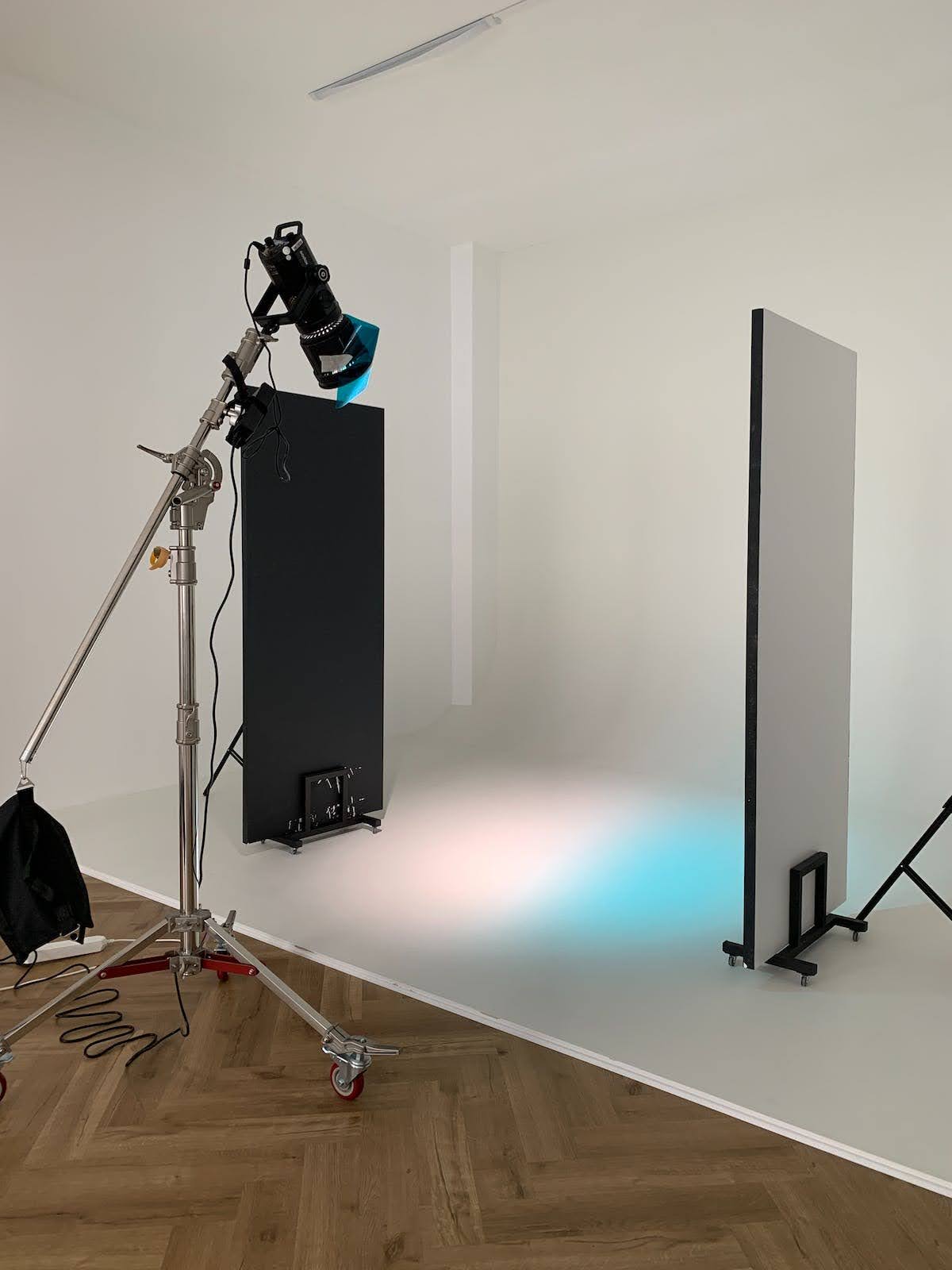 Installation d'éclairage de studio avec source de lumière continue